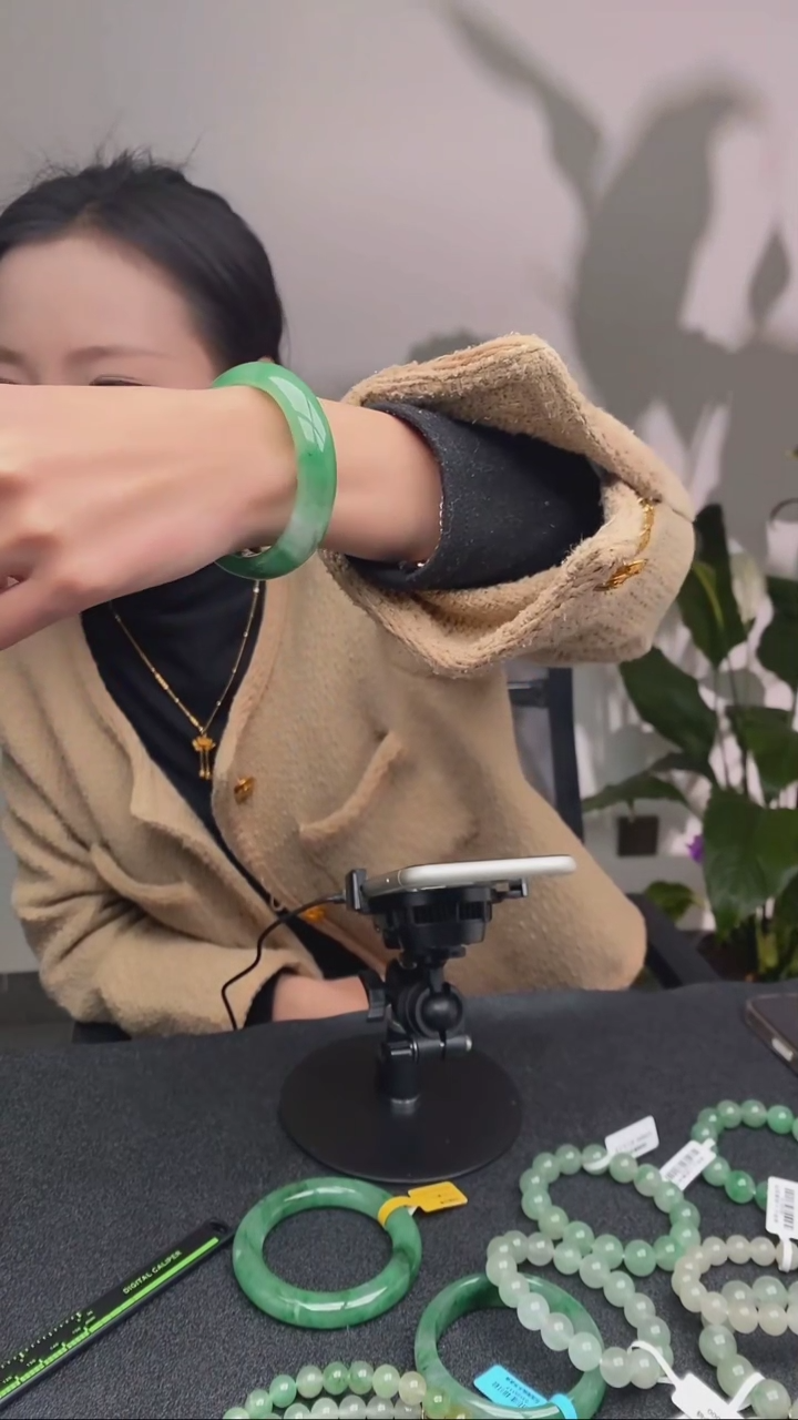 【闪购商品】石英质玉手镯未镶嵌非洲翠手镯