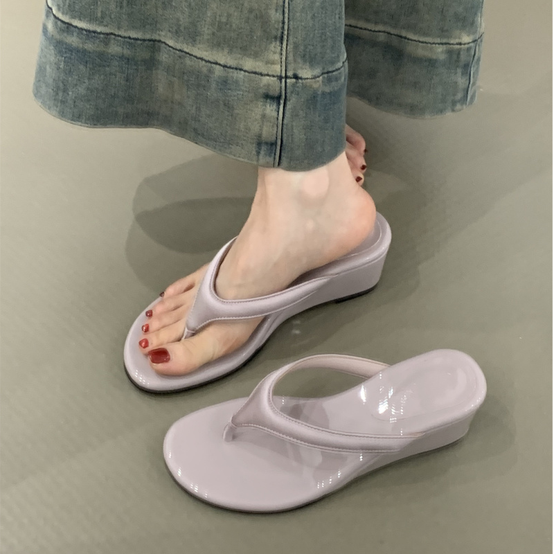 坡跟夹脚人字拖鞋女鞋子外穿2025夏季高跟时尚红色配裙子凉拖凉鞋