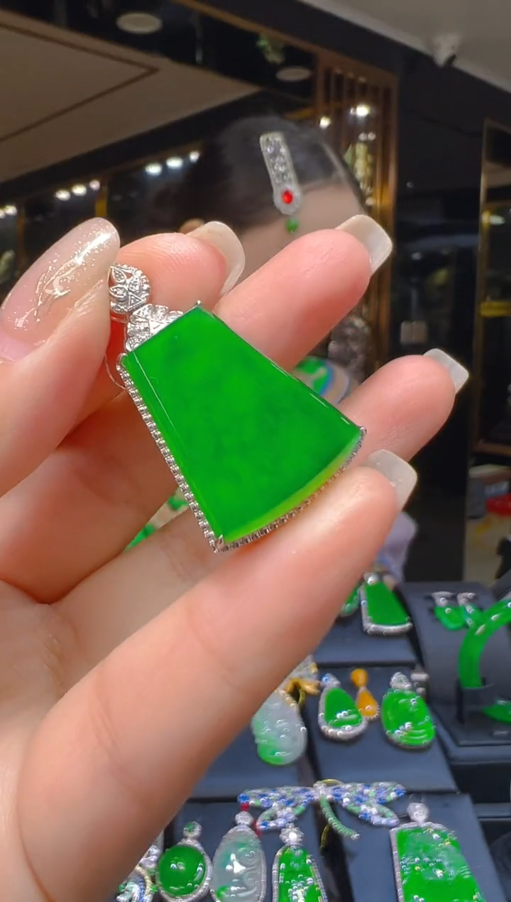 吊坠(赠链)18K金镶嵌翡翠071    