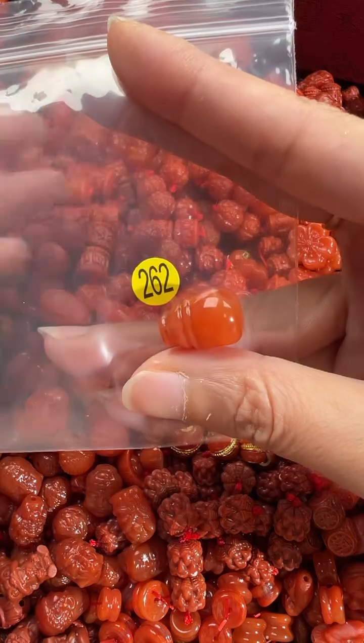 南红玛瑙未镶嵌颈饰1