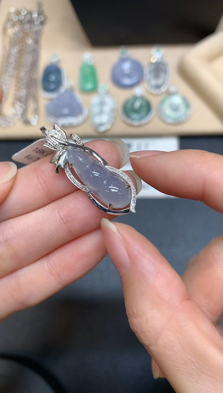 【闪购商品】翡翠吊坠(不含链)18K金镶嵌福豆【无服务费