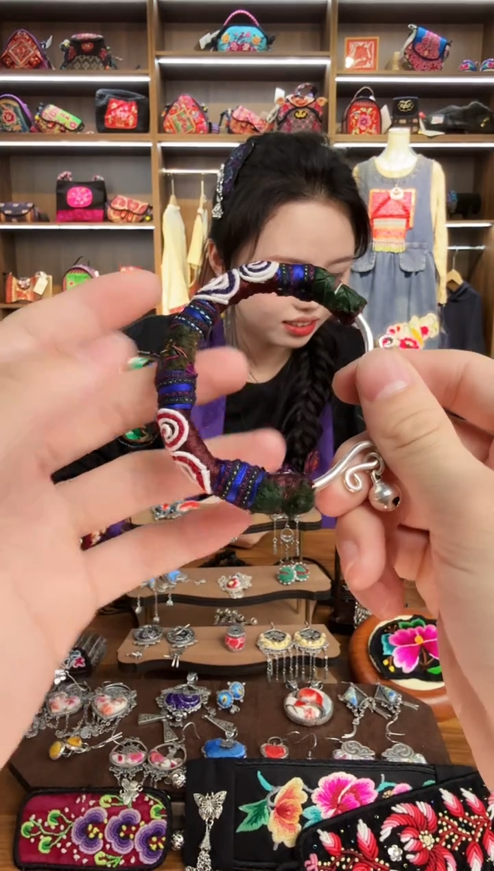 【闪购商品】织绣116蒙阿苏苗绣传承