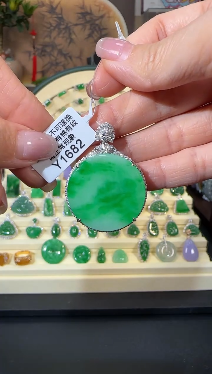 颈饰18K金镶嵌翡翠Y1682  无事牌