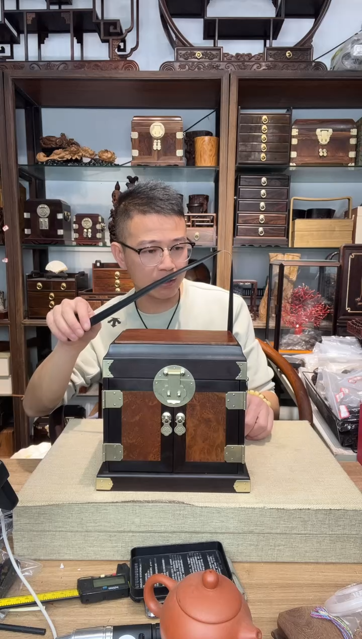 乌木类书架270大叶紫檀嵌瘿木官皮箱   瑕疵