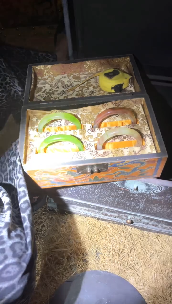 和田玉手镯未镶嵌飘绿飘血4只