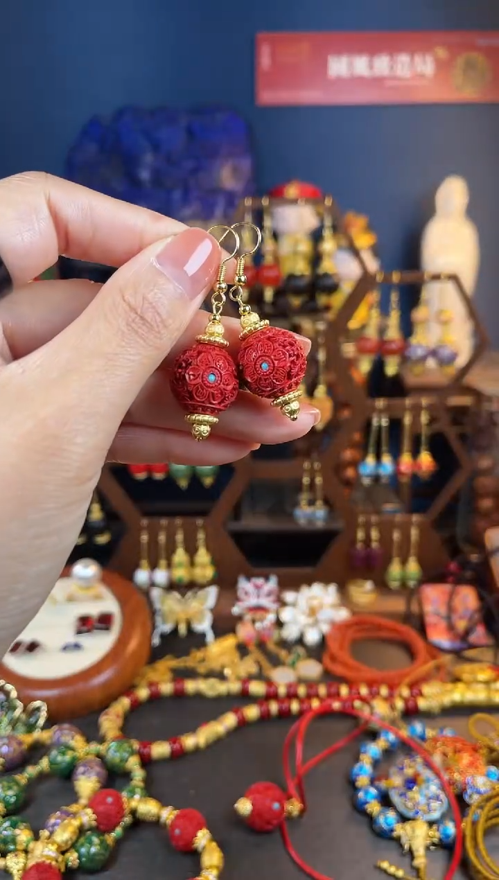 【闪购商品】红红满雕工设计师款耳钩