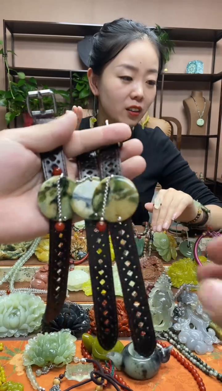 未镶嵌岫玉吊坠多样性发货发其中之一