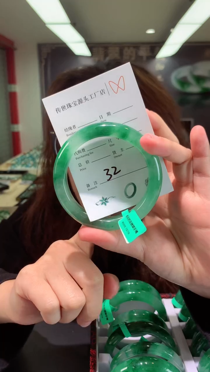 【闪购商品】石英质玉手镯未镶嵌拍一发一，圈口：61