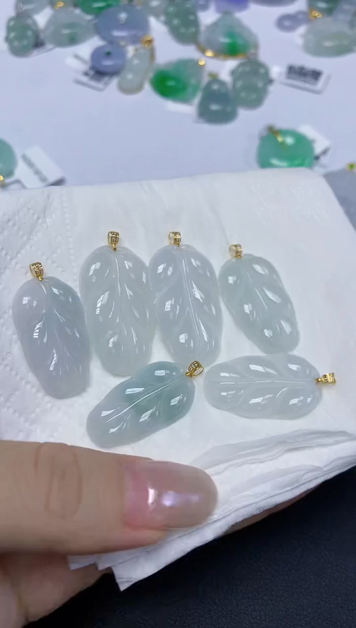翡翠18K金镶嵌颈饰天然缅甸翡翠A货多样性发其一