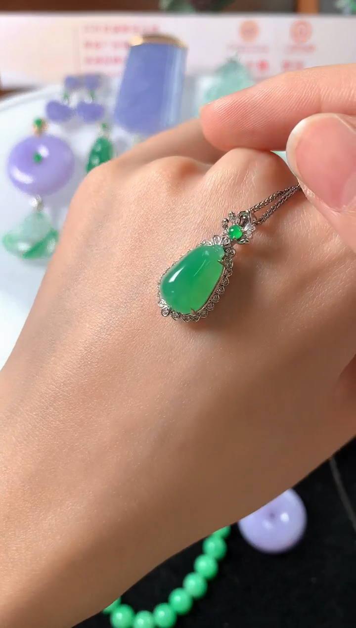 吊坠(赠链)18K金镶嵌翡翠吊坠