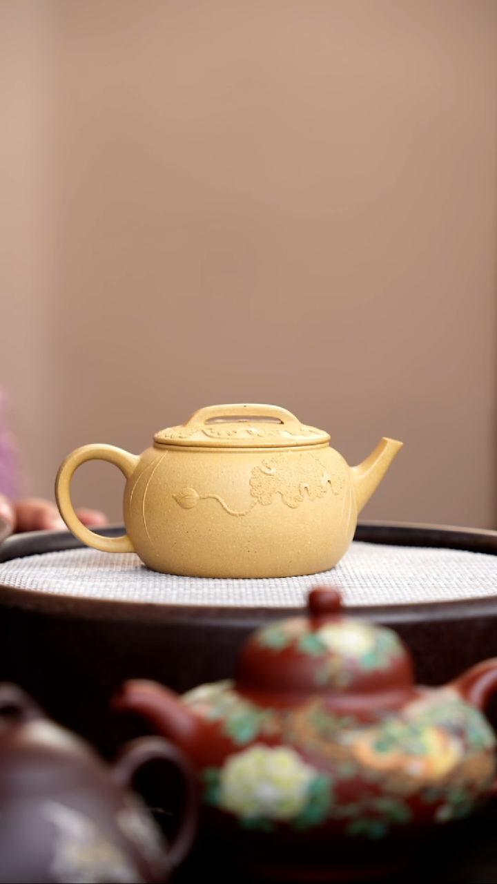 茶壶紫砂011  本山绿圆汉瓦堆荷