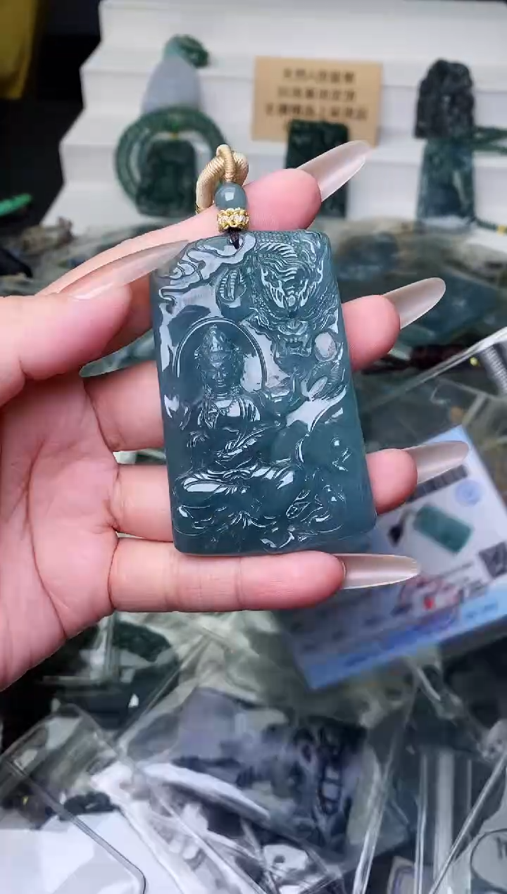 颈饰未镶嵌翡翠 