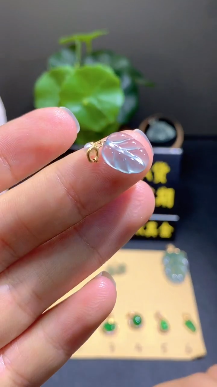 颈饰18K金镶嵌翡翠翡翠A货