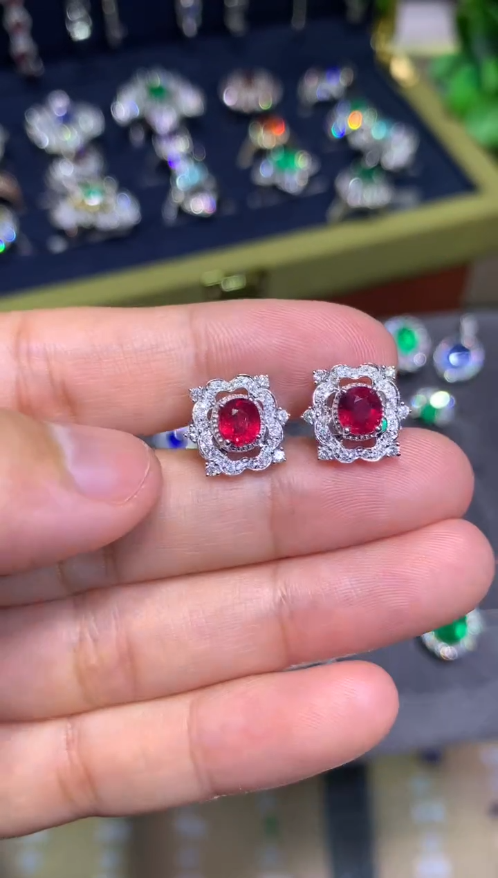 18K金镶嵌耳饰红宝石1.24CT