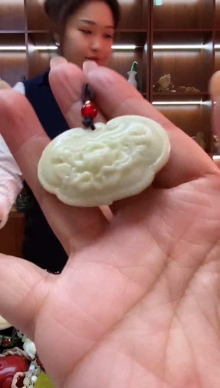 未镶嵌蛇纹石玉吊坠     