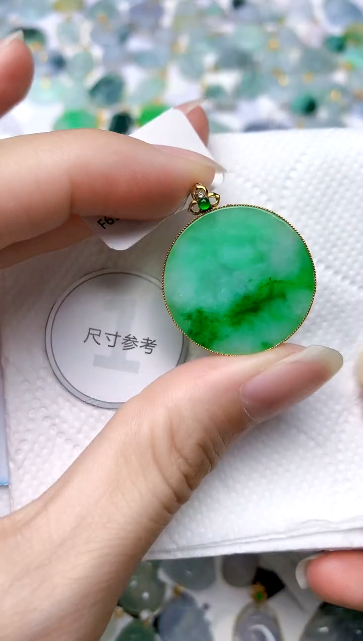 颈饰18K金镶嵌翡翠天然A货翡翠