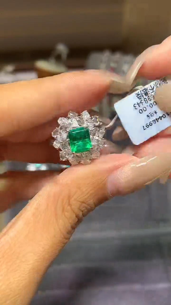 18K金镶嵌戒指祖母绿1.02CT