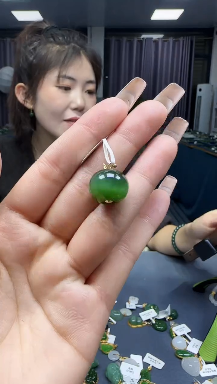 【闪购商品】和田玉挂件18K金镶嵌1