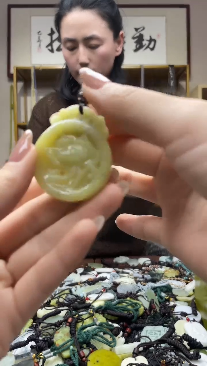 未镶嵌岫玉吊坠`