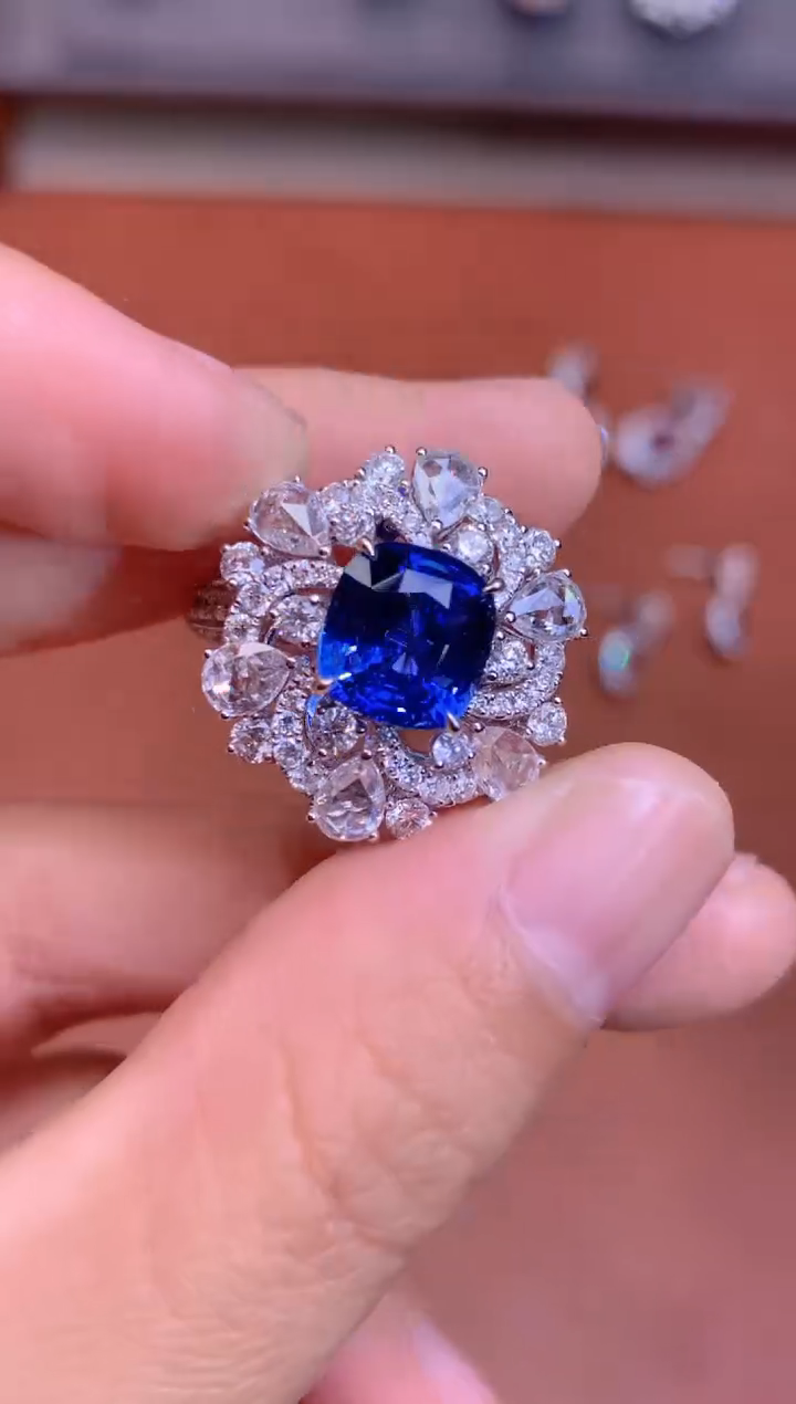 【闪购商品】蓝宝石戒指18K金镶嵌3.43CT