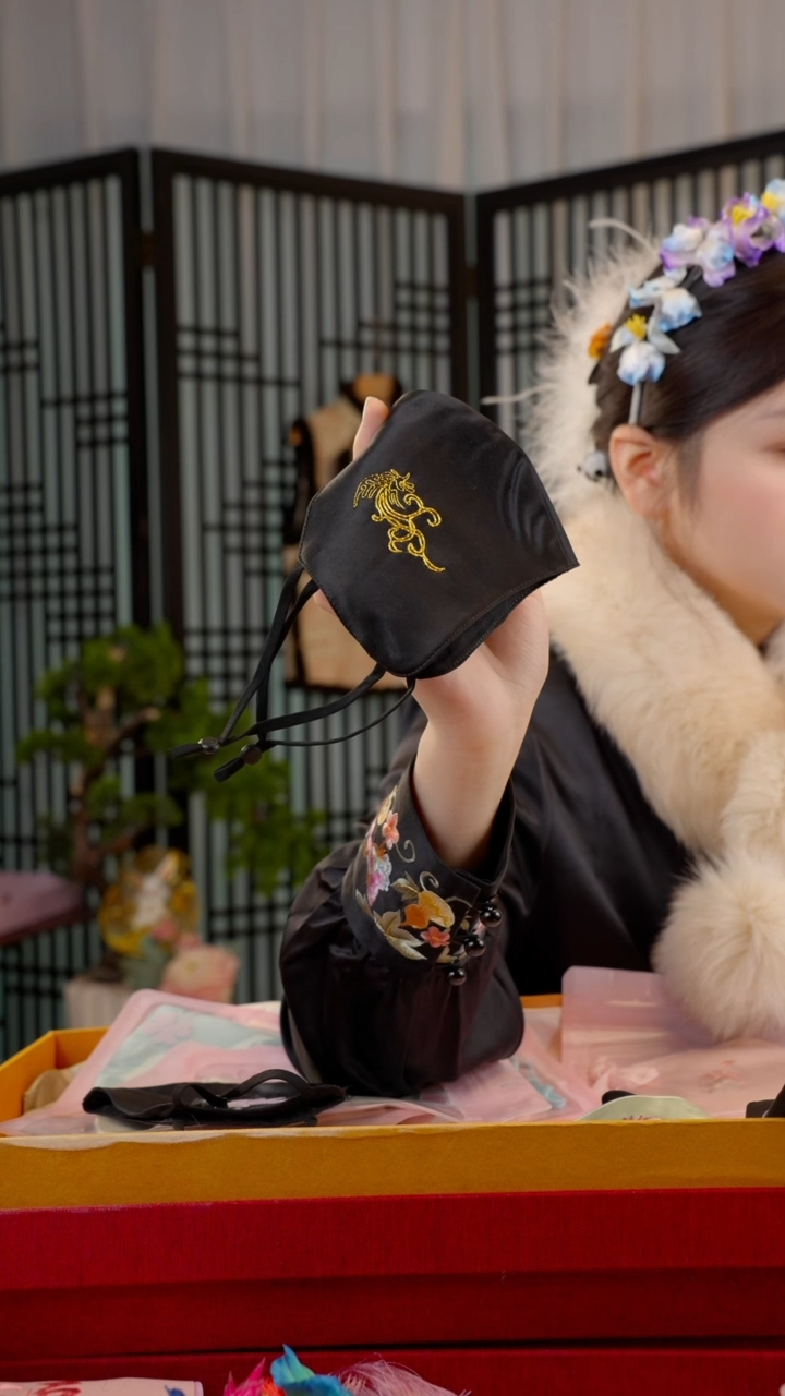 刺绣?*云非遗绒花手工饰品