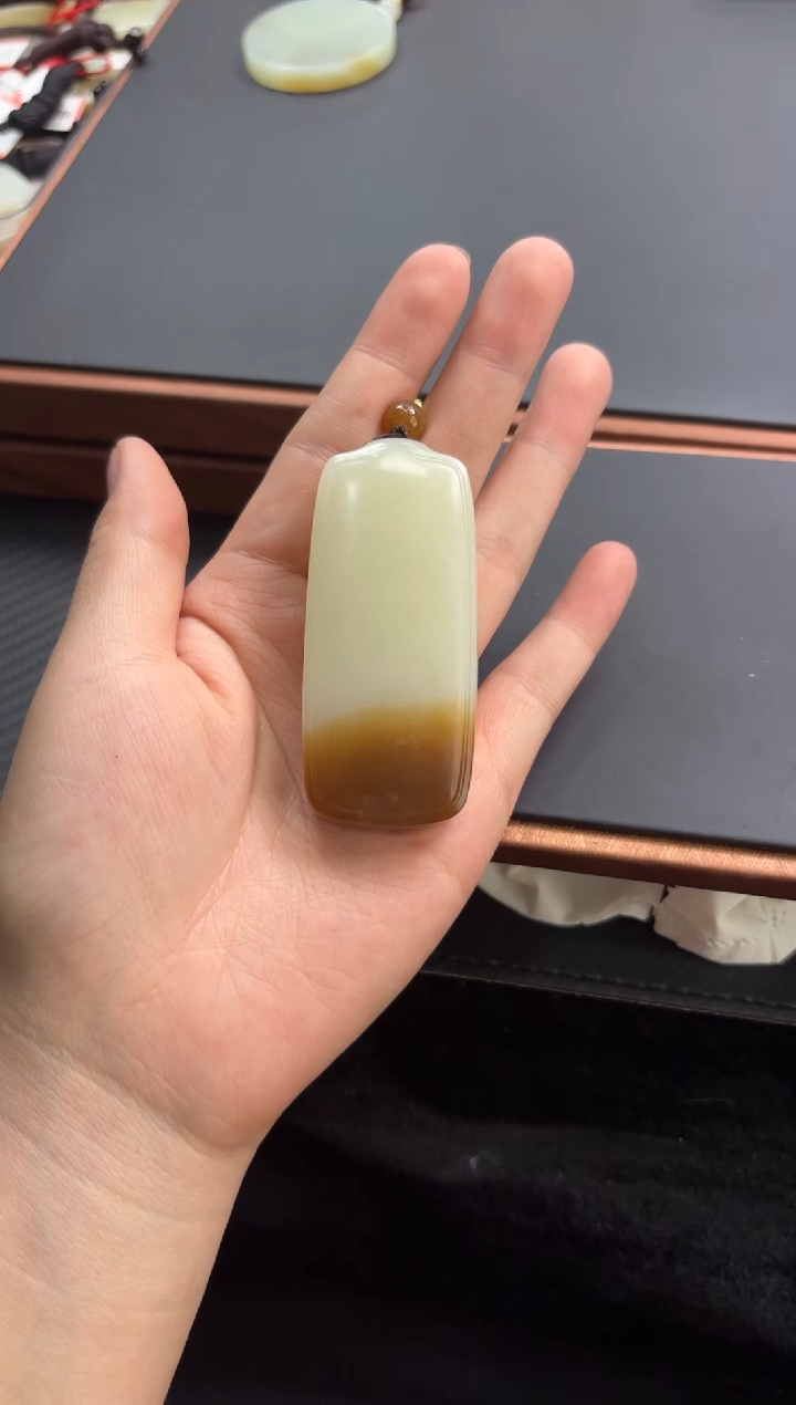 【闪购商品】和田玉吊坠(赠链)未镶嵌且末金山微色差吊坠