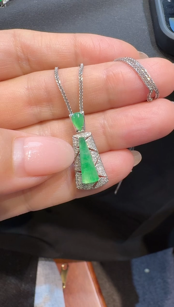 【闪购商品】翡翠吊坠(赠链)18K金镶嵌颈饰