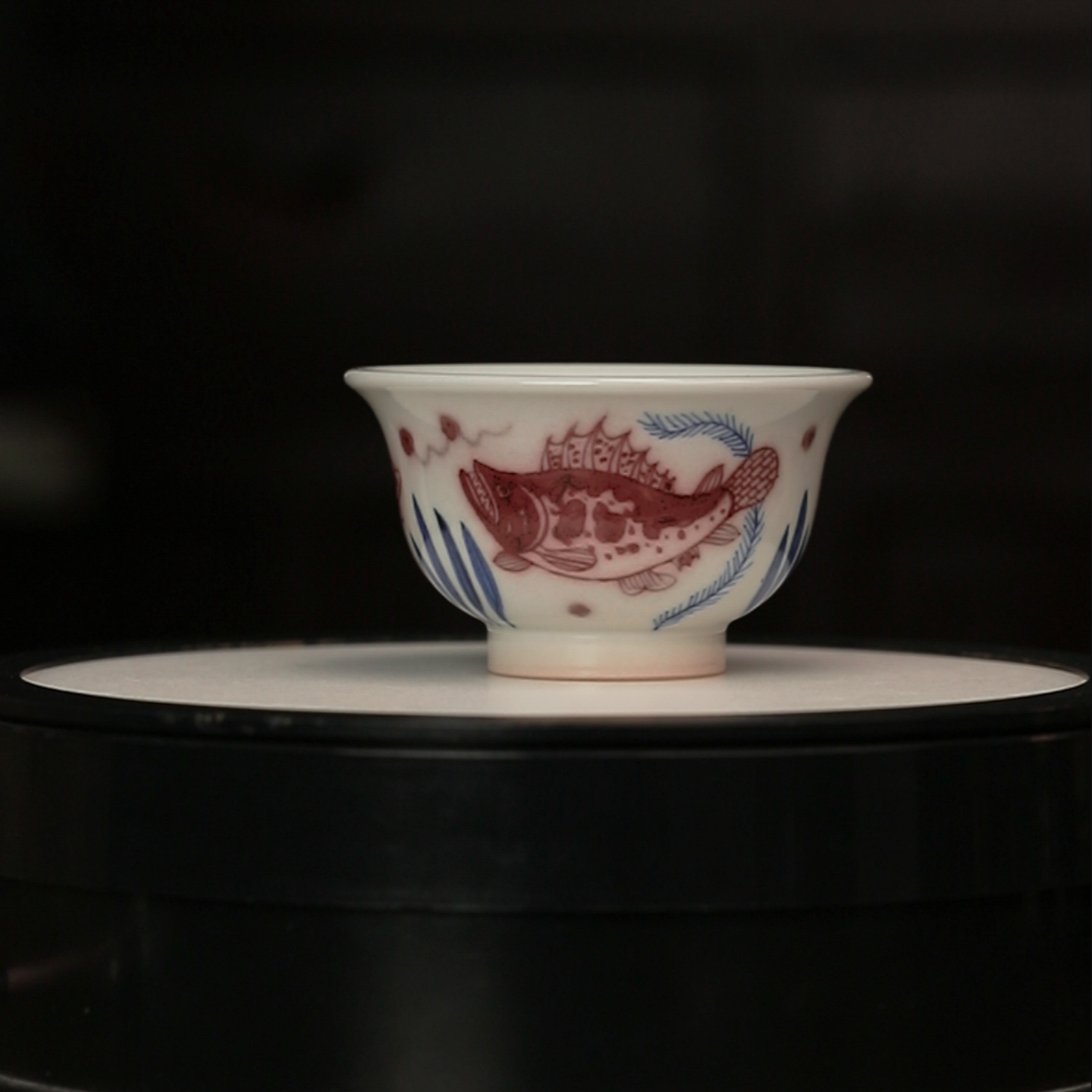 12.17/n100200/00045/青花釉里红鱼澡纹压手杯