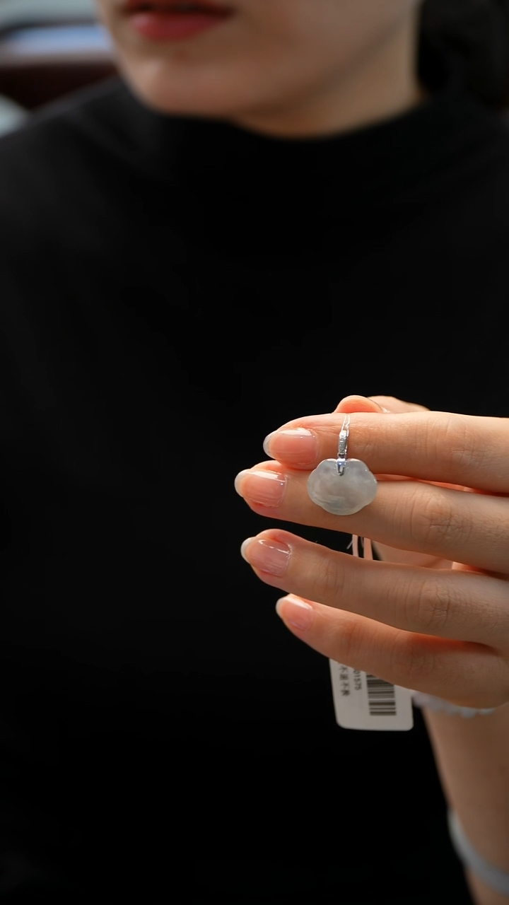 颈饰18K金镶嵌翡翠如意锁