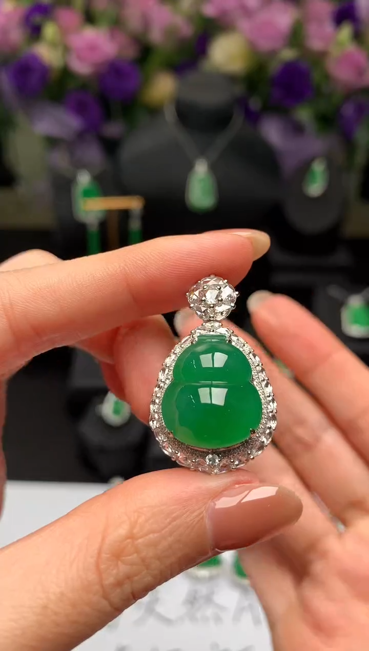 颈饰18K金镶嵌翡翠葫芦