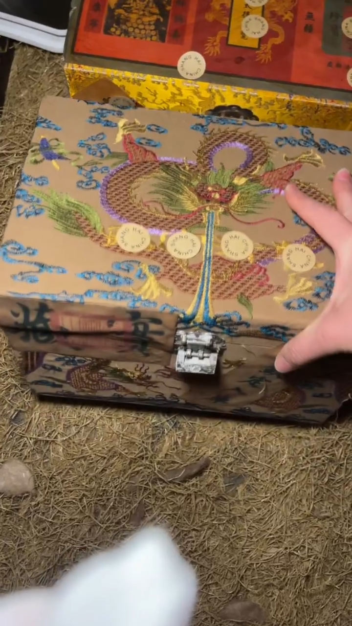 木摆件高端精美红开刺绣龙盒一件链接