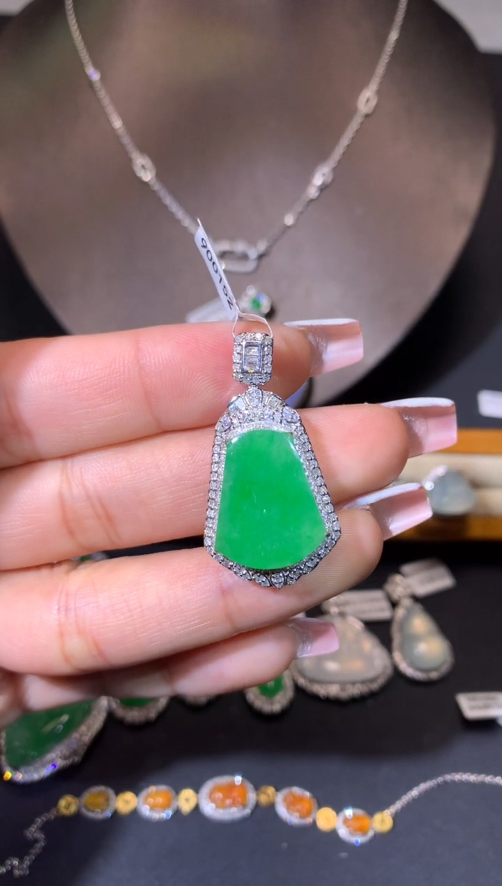 【闪购商品】翡翠吊坠(不含链)18K金镶嵌吊坠