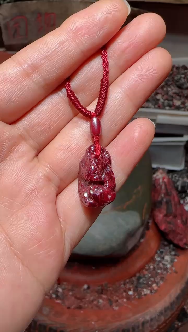 天然辰砂小*?狗头砂吊坠53