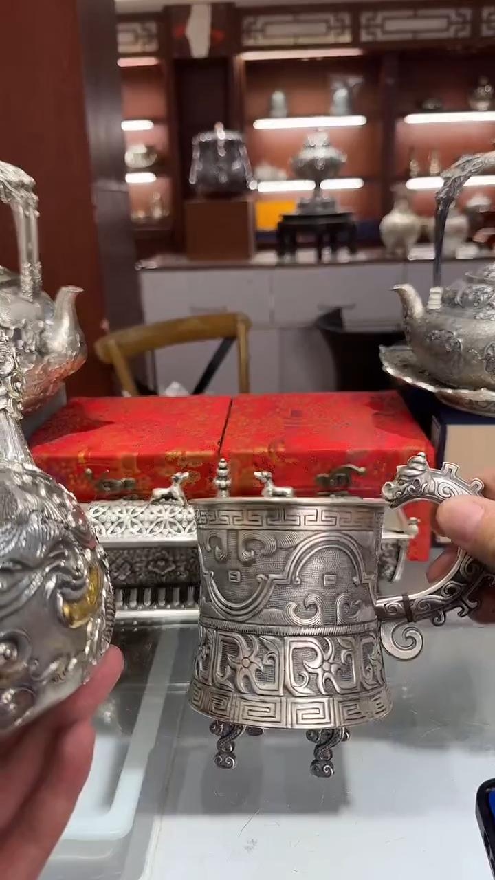 爱****白足银手工精工錾刻饕餮纹龙把手杯中号