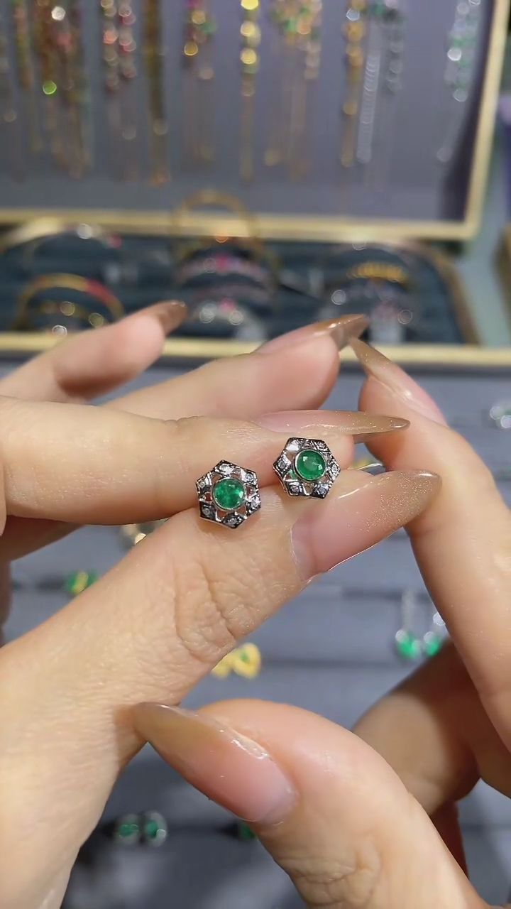 【闪购商品】祖母绿耳饰18K金镶嵌耳钉