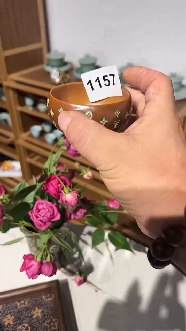 龙泉窑老花波形杯微瑕1157