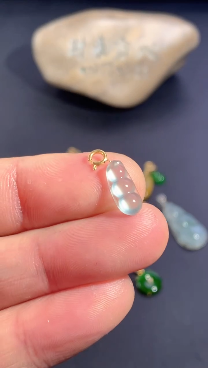 颈饰18K金镶嵌翡翠       