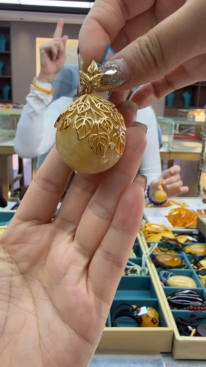 琥珀颈饰未镶嵌150秒拍号 假一罚三 