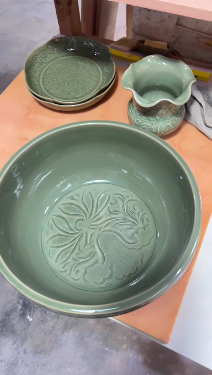 耀州窑缠枝莲纹大面盆