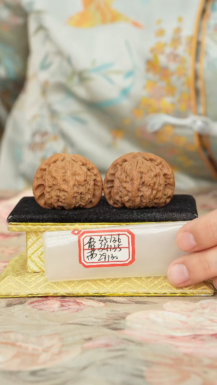 【闪购商品】文玩核桃把件白狮子
