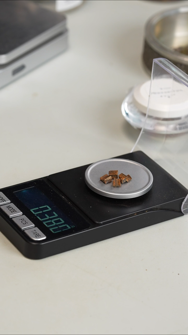 沉香沉香碎屑越南芽庄糖结白棋车珠碎料 0.38g