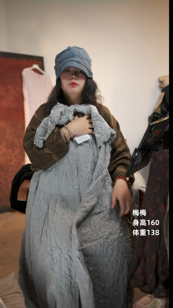 泡泡棉灰色短袖连衣裙