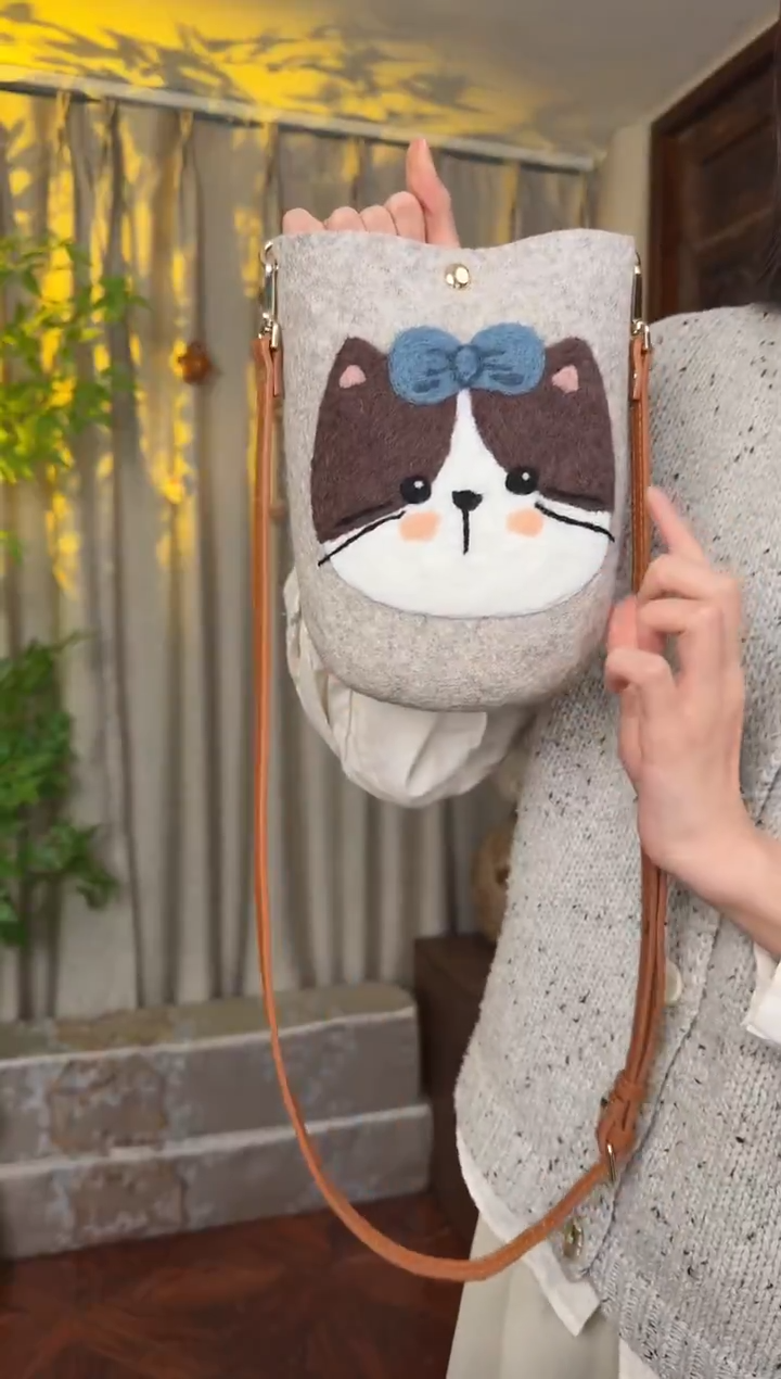 羊毛非遗羊毛毡包 手机包灰猫咪