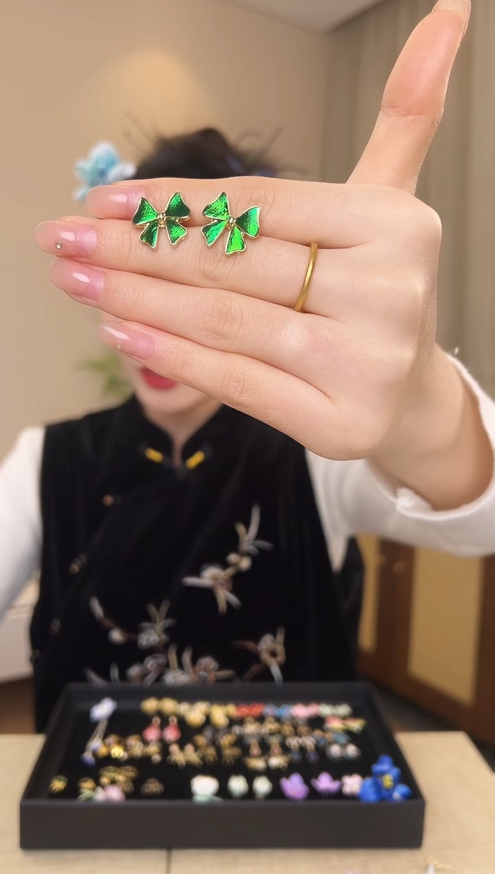 刺绣呦***猫大蝴蝶结虫虫耳钉