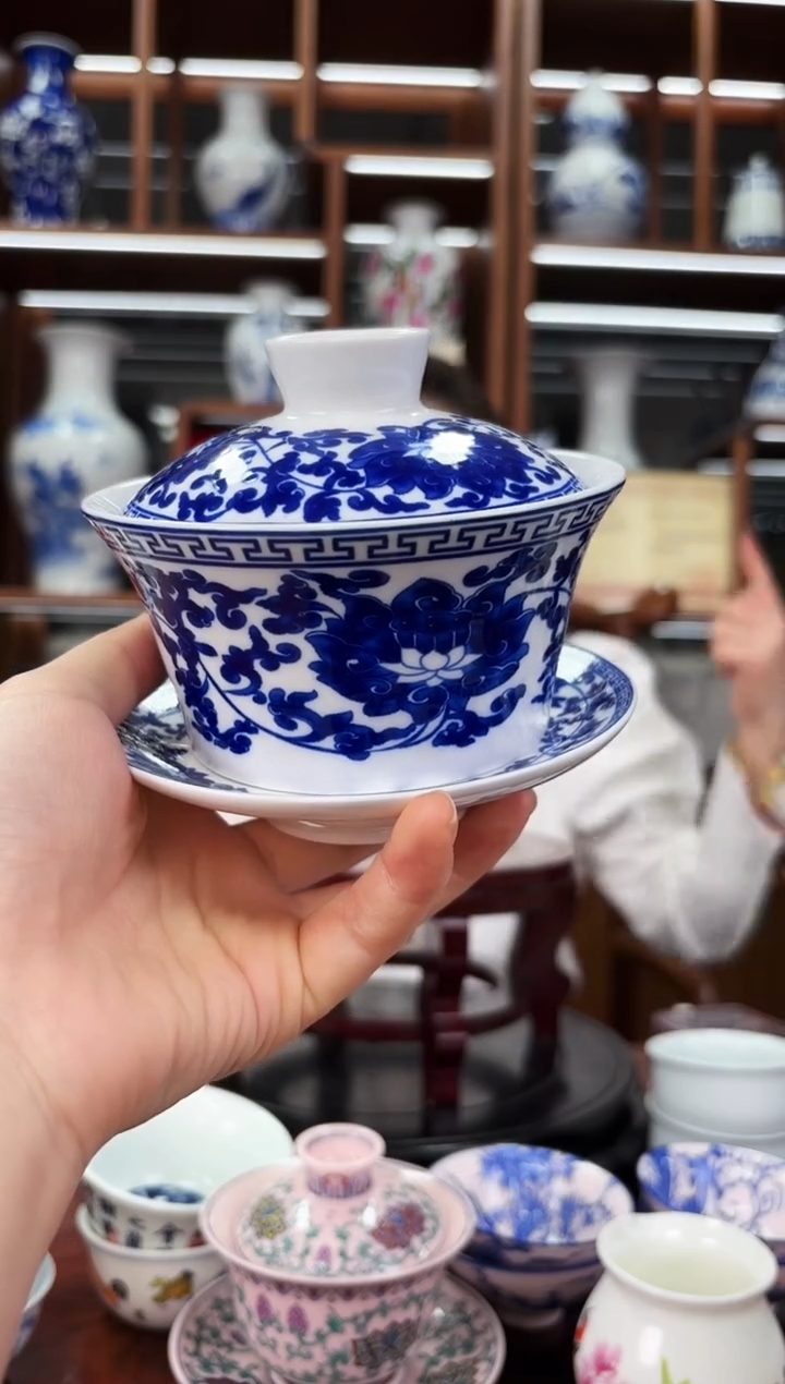 A08景德镇青花缠枝莲三才盖碗