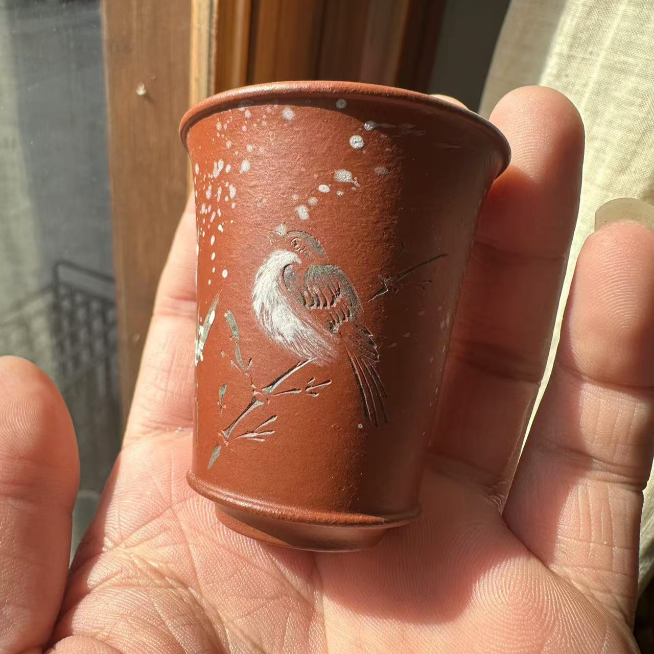 朱泥闻香杯刻加绘装饰