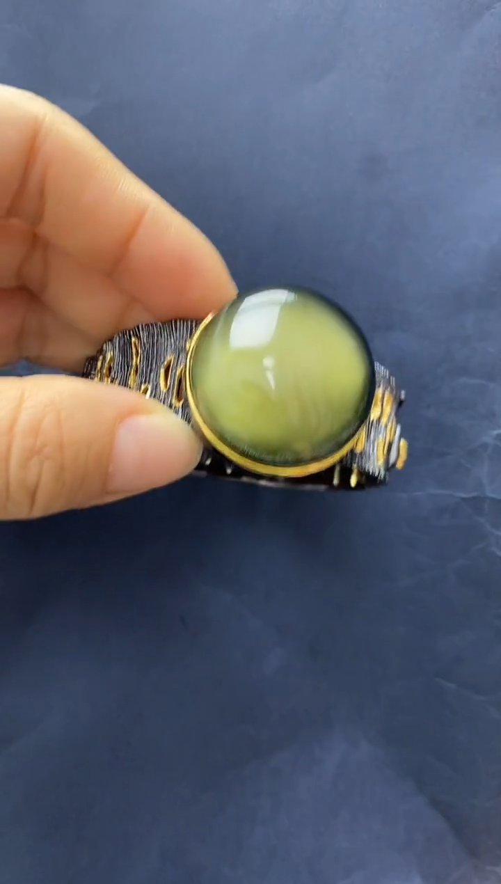 裸石琥珀未镶嵌手镯