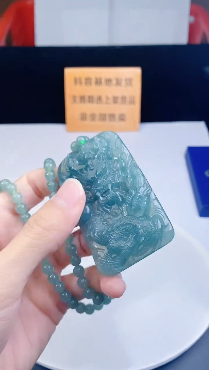 颈饰未镶嵌翡翠  