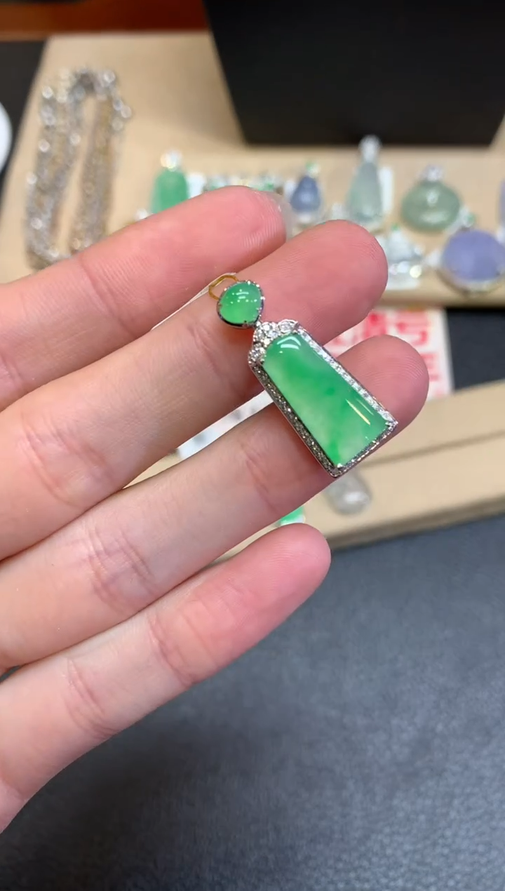 【闪购商品】翡翠颈饰18K金镶嵌无事牌【无服务费】