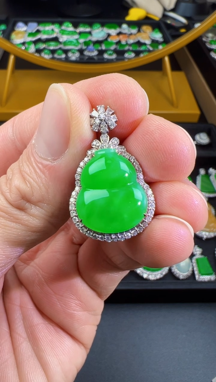 【闪购商品】翡翠吊坠(不含链)18K金镶嵌阳绿葫芦吊坠